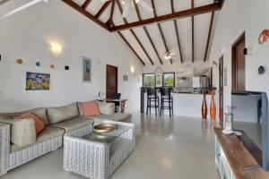 Χώρος καθιστικού στο Casa de las Brisas in Waterlands Village