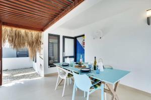 a dining room with a blue table and chairs at Villa Azul II in Belnem in Kralendijk