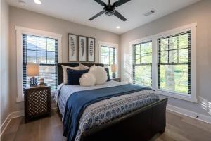ein Schlafzimmer mit einem Bett mit Deckenventilator in der Unterkunft Butterfly Bungalow in Atlanta