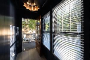 einen Flur mit Jalousien an den Fenstern eines Hauses in der Unterkunft Butterfly Bungalow in Atlanta