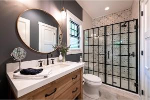 ein Badezimmer mit Waschbecken, Spiegel und Toilette in der Unterkunft Butterfly Bungalow in Atlanta