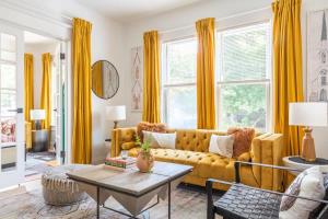 sala de estar con cortinas amarillas y sofá amarillo en Morefunk, en Atlanta