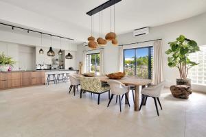 a kitchen and dining room with a table and chairs at Tres Ojos in Sabadeco in Kralendijk