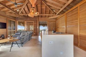 Μια τηλεόραση ή/και κέντρο ψυχαγωγίας στο Kas Bèrde with stunning views