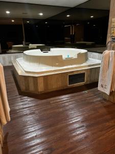 uma grande banheira na casa de banho com pisos em madeira em Suites & Villas Real Hacienda em Ocoyoacac