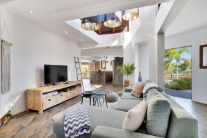 ein Wohnzimmer mit Sofa und Fernseher in der Unterkunft Kas Pura Vida in Belnem in Kralendijk