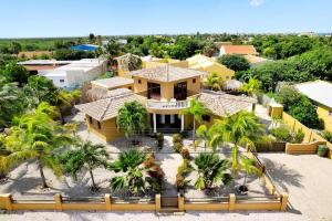 eine Luftaufnahme eines Hauses am Strand in der Unterkunft Kas Pura Vida in Belnem in Kralendijk