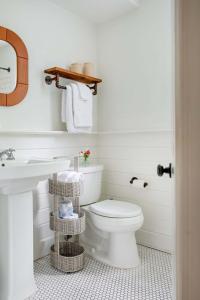 亞特蘭大的住宿－Boho Mod，浴室配有白色卫生间和盥洗盆。