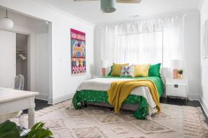Un dormitorio con una cama verde y una ventana. en Jungalow Bungalow, en Atlanta 38 fotos más