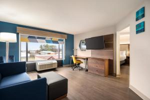 Habitación de hotel con sofá, cama y TV en Holiday Inn Express Hotel & Suites McDonough, an IHG Hotel, en McDonough
