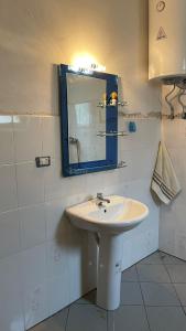 een badkamer met een wastafel en een spiegel bij Bitro House in Pogradec