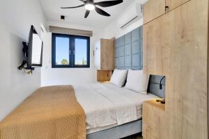 a bedroom with a large bed and a window at Villa Valena Apartment 7 with Cooling Pool in Kralendijk