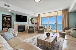 Turquoise Place By Liquid Life في شاطئ أورانج: غرفة معيشة مع أريكة ومدفأة