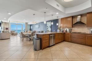 een grote keuken met een eetkamer en een woonkamer bij Turquoise Place By Liquid Life in Orange Beach