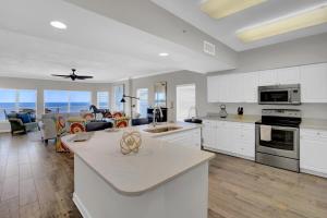 cocina y sala de estar con vistas al océano en Admirals Quarters 1009, en Orange Beach