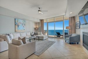 ein Wohnzimmer mit einem Sofa und einem Kamin in der Unterkunft Turquoise Place 1005d in Orange Beach