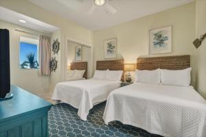 ein Hotelzimmer mit 2 Betten mit weißer Bettwäsche in der Unterkunft Turquoise Place 1005d in Orange Beach