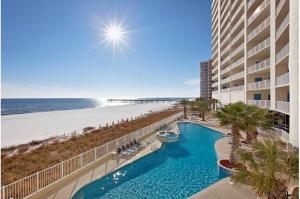un hotel con piscina junto a la playa en Admirals Quarters 1009, en Orange Beach