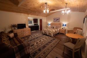 - une chambre avec un lit et une table dans l'établissement The Snowshoe Lodge, à Lake Placid