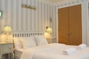 A bed or beds in a room at Ascot Racecourse & Legoland with FREE Parking