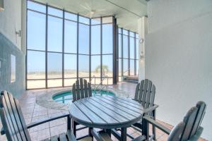 comedor con mesa, sillas y piscina en Summerchase 1103 Gulf Front Condo, en Orange Beach