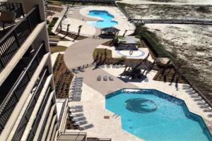 einen Blick über den Pool eines Resorts in der Unterkunft Phoenix East Ii 2103 in Orange Beach