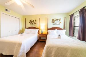 1 dormitorio con 2 camas y ventana en Summerchase 406 Gulf Front Condo, en Orange Beach