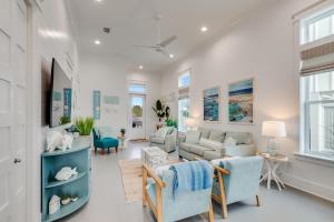 ein Wohnzimmer mit einem Sofa und Stühlen in der Unterkunft Beach Village Resort Bvr37 The Summer House in Gulf Shores