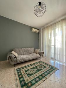- un salon avec un canapé et un tapis dans l'établissement Tirana Central Home, à Tirana