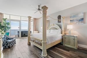 奧蘭治海灘的住宿－Turquoise Place 2307-C Luxury Gulf Front Condo，一间卧室设有一张床和一个阳台