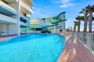 奧蘭治海灘的住宿－Turquoise Place 2307-C Luxury Gulf Front Condo，大楼前带滑梯的游泳池