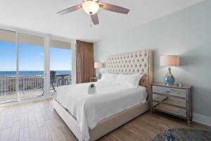 um quarto com uma cama e uma ventoinha de tecto em Caribe Resort 314d em Orange Beach