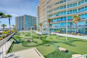 um campo de golfe em frente a um grande edifício em Caribe Resort 314d em Orange Beach