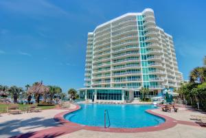 um grande edifício com uma piscina em frente em Caribe Resort 314d em Orange Beach