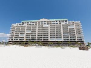um grande hotel na praia junto à praia em Regency Isle 1203 em Orange Beach