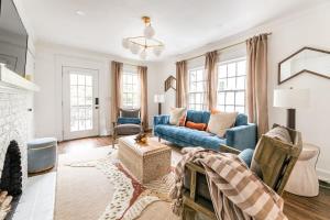 sala de estar con sofá azul y chimenea en Golden Gazelle, en Atlanta