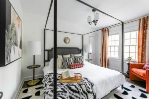 1 dormitorio con cama con dosel en blanco y negro en Golden Gazelle, en Atlanta