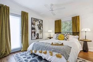 um quarto com uma cama grande e cortinas amarelas em Majic Cottage em Atlanta