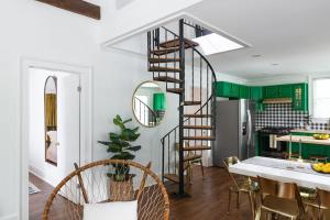 uma cozinha e sala de jantar com uma escada em espiral em Majic Cottage em Atlanta