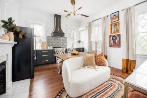 sala de estar con mesa y silla blanca en Solar Flair, en Atlanta