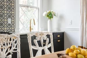 una cocina con mesa y sillas y un jarrón de flores en Solar Flair, en Atlanta 50 fotos más