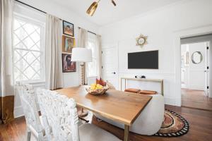Un comedor con una mesa con un bol de fruta encima. en Solar Flair, en Atlanta
