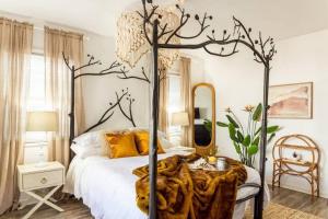 sypialnia z łóżkiem z baldachimem i drewnianą podłogą w obiekcie Penthouse Lux w Atlancie +37 zdjęć