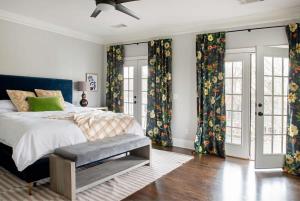 um quarto com uma cama grande e cortinas florais em Eclectic Avenue em Atlanta