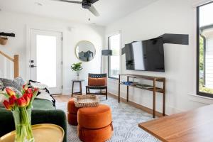 een woonkamer met een groene bank en een flatscreen-tv bij With a Twist in Atlanta