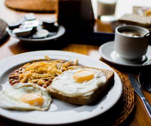 un plato de huevos y tostadas en una mesa en The Westin Portland Harborview en Portland