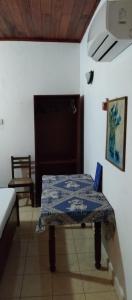 een kamer met een tafel in de hoek van een kamer bij Ananda Villa Kosgoda Since 1995 in Kosgoda