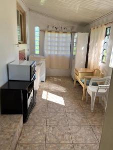 een woonkamer met een bank en een tafel bij Casa Girassol in Praia Grande