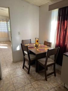 een eettafel en stoelen in een kamer bij Casa Girassol in Praia Grande