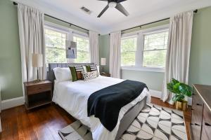 een slaapkamer met een groot bed en ramen bij Hues and Views in Atlanta